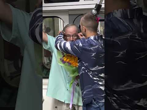 Random Acts of Kindness: Guy Surprises Strangers #shorts