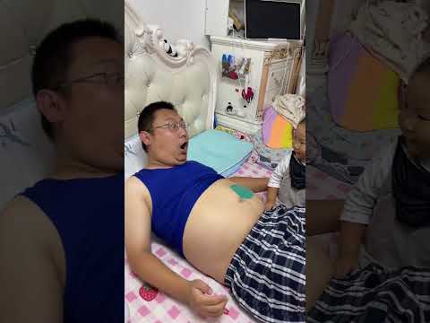 Drawing on Daddy's belly. Daddy takes care of the baby. Daddy takes care of the baby. Parent-chi