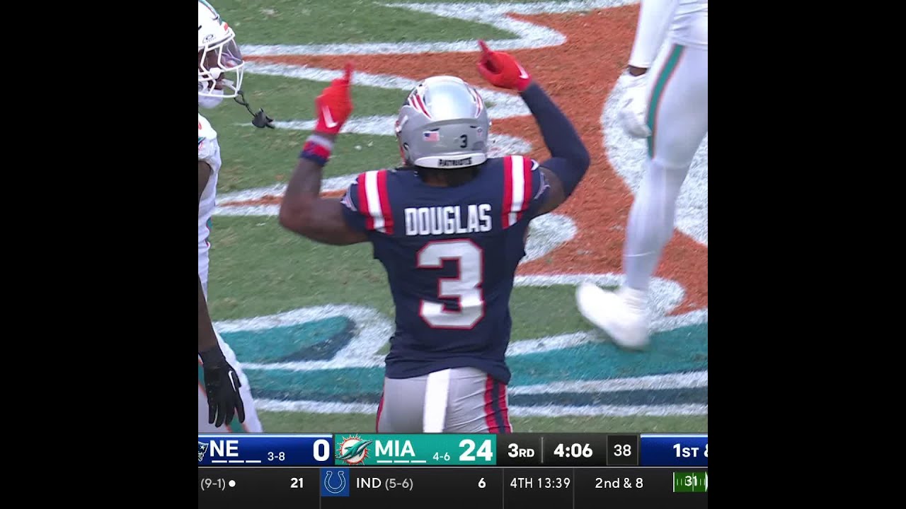 Demario Douglas Makes a 27-Yard Catch Against the Miami Dolphins 🏈