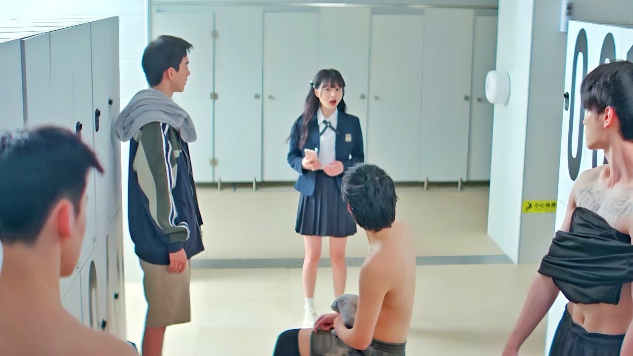 فتاة وحيدة تتحدى التنمر في مدرسة الأغنياء بمساعدة شابين وسيمين ✨