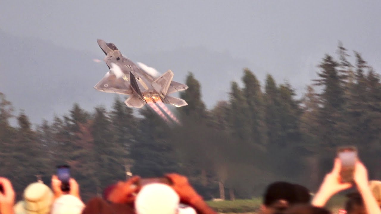 Stunning F-22 Raptor Twilight Demonstration at Abbotsford Airshow 2024