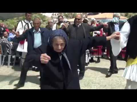 100 Century-Old Yiayia Dances Tsamiko on Easter in Nafpaktos