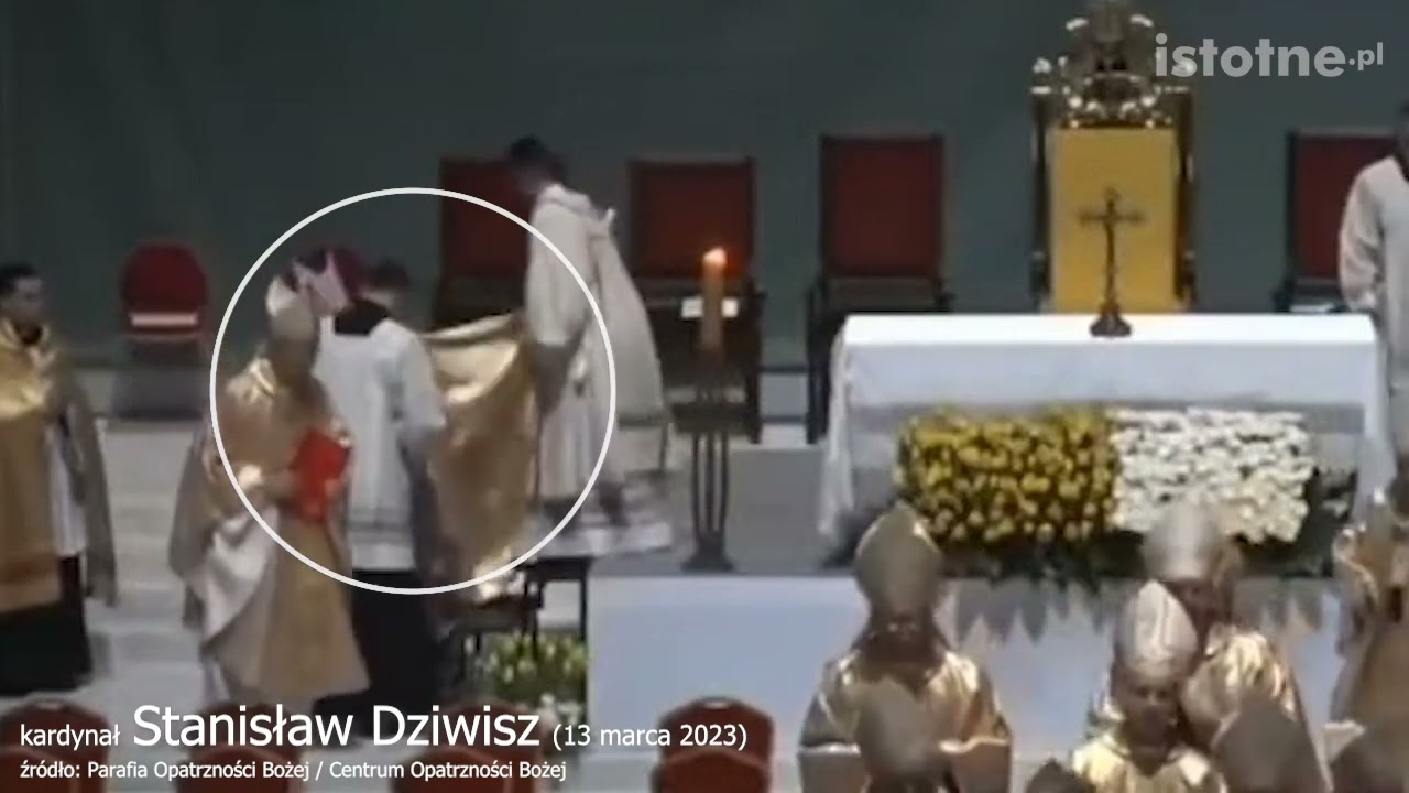 Kardynał Dziwisz odrzuca pomoc młodego księdza podczas schodów 🧓