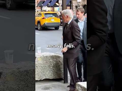 Internet Horrified As Bill Clinton Can’t Walk 😳