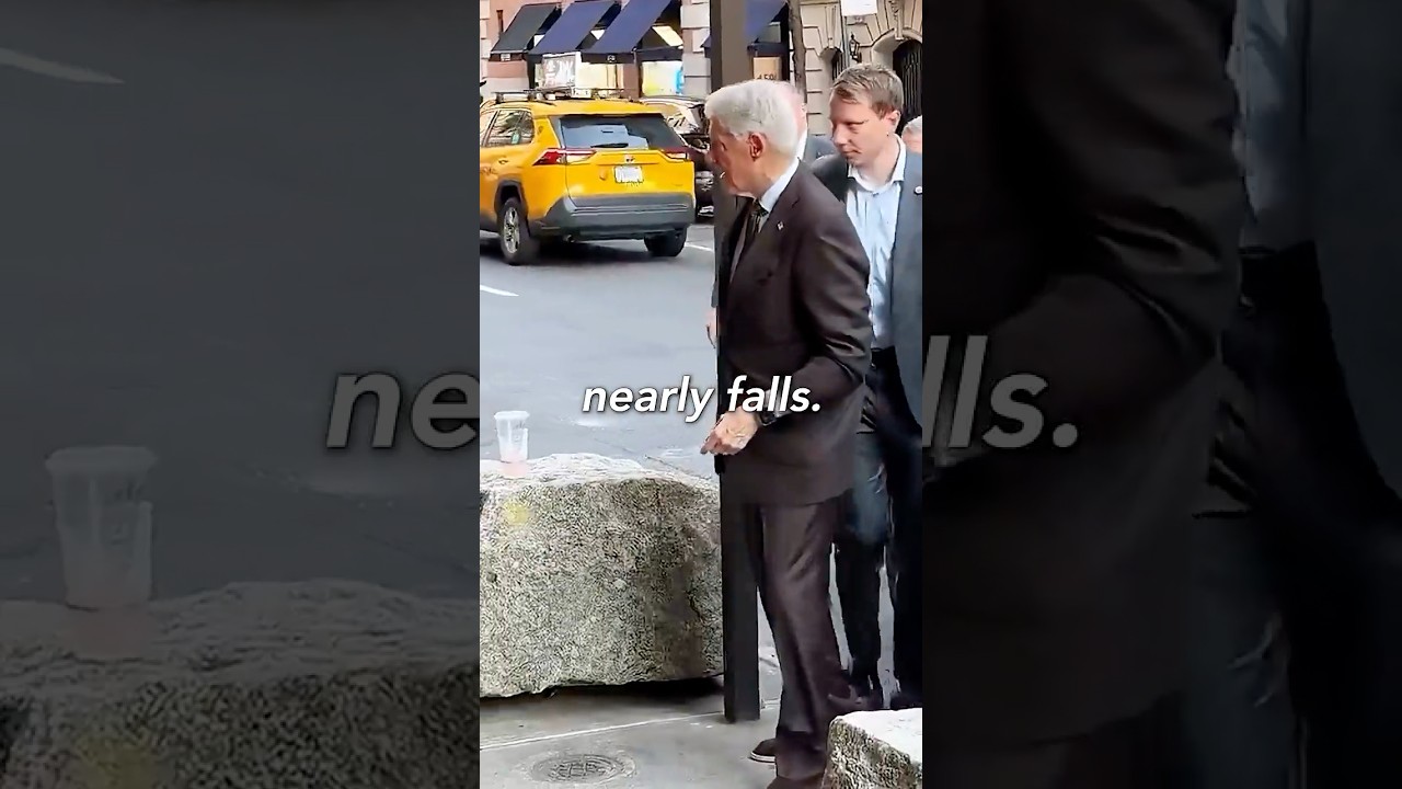 Shocking Moment: Bill Clinton Struggles to Walk ๐ณ