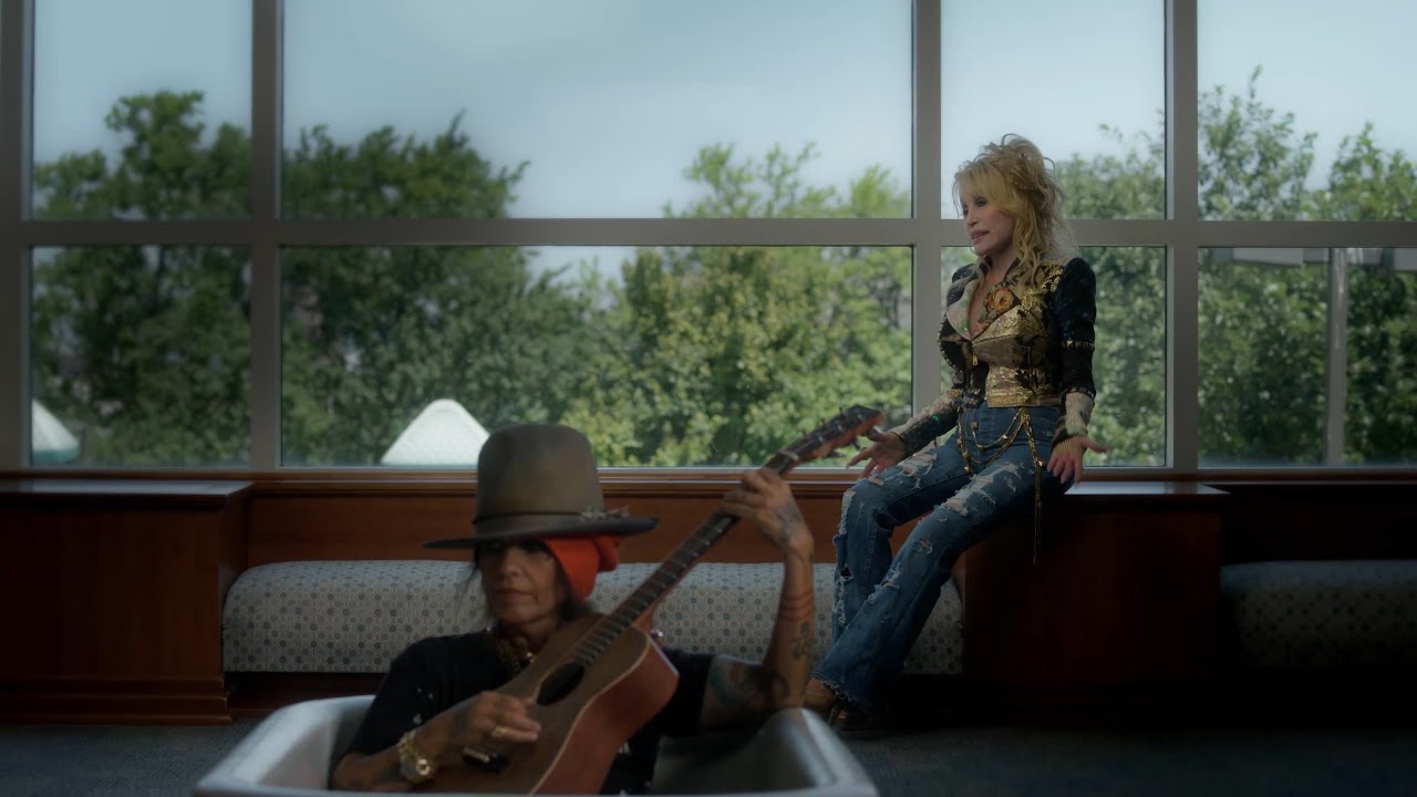 Dolly Parton Performs 'What's Up?' ft. Linda Perry 🎶
