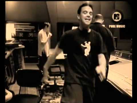 Robbie Williams Performs 'Bongo Bong' 🎶