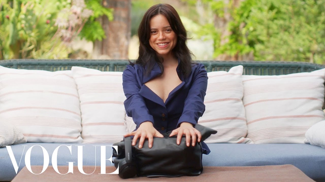 Jenna Ortega's Bag Secrets | Vogue México