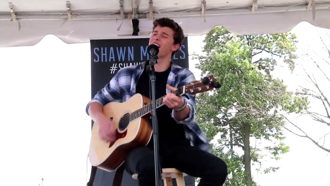 Shawn Mendes Performs Outside Universal Music Canada 🎶