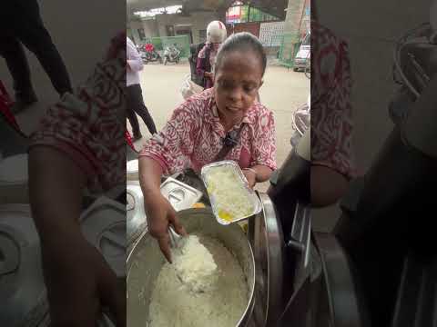 मात्र 90\- रूपये में Delhi के सबसे सस्ते खट्टी कड़ी चावल #trending #dillistreetfood #viral #shorts