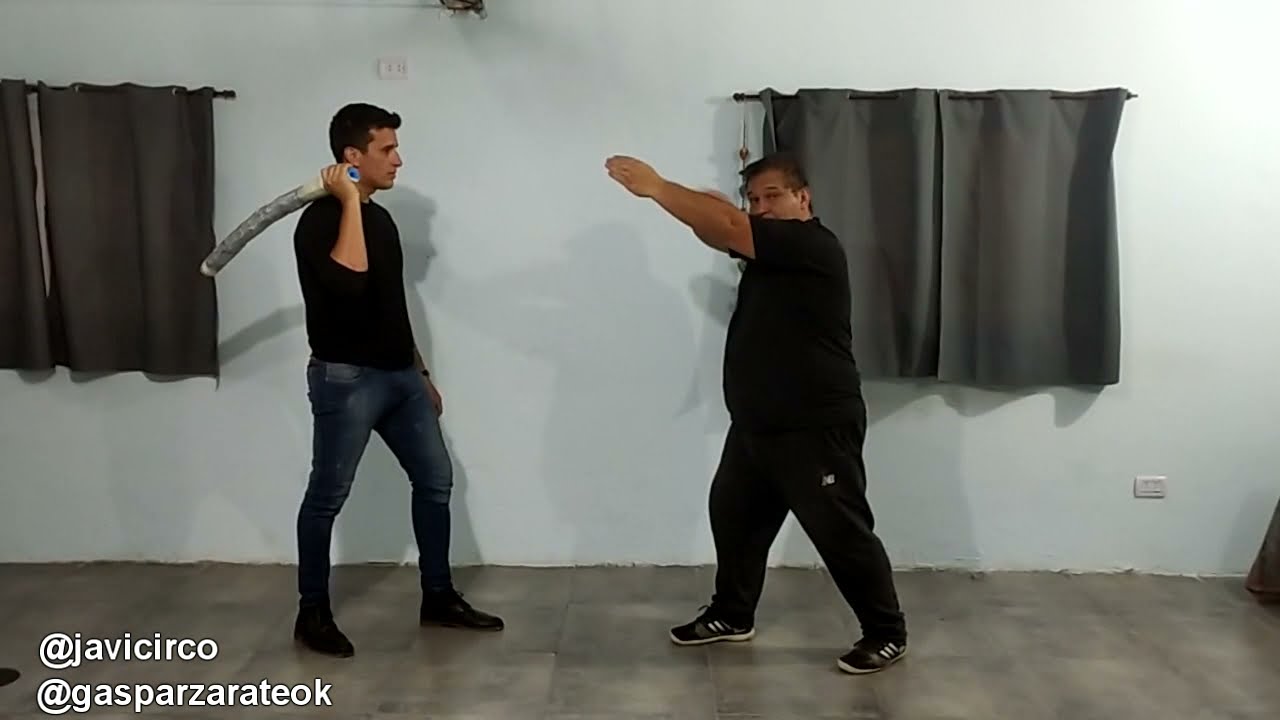 Divertida defensa personal contra atacante con palo 🥋