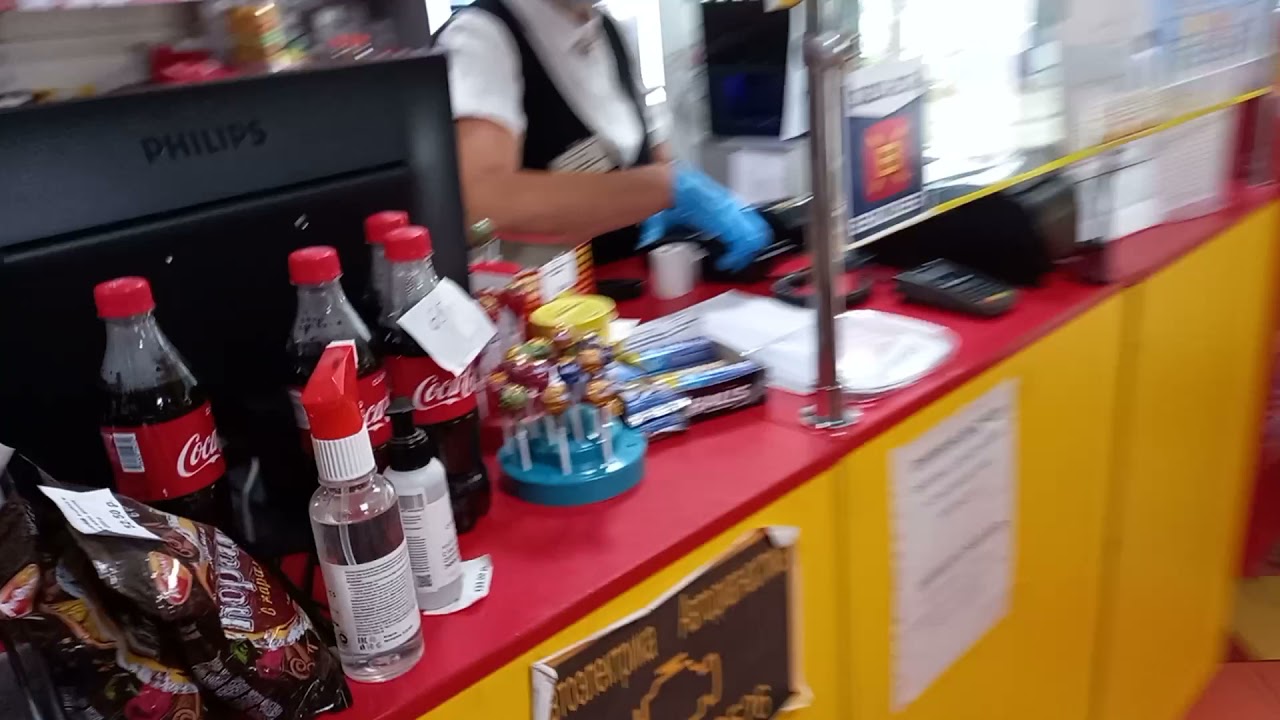 АЗС Быкова: оператор в маске, тряпка на подбородке 🚗