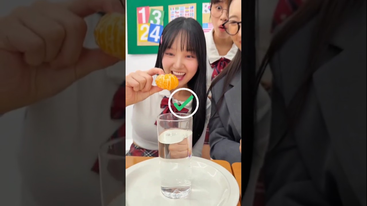 Seru! Tantangan Mengambil Buah di Gelas yang Bikin Penasaran 🍎