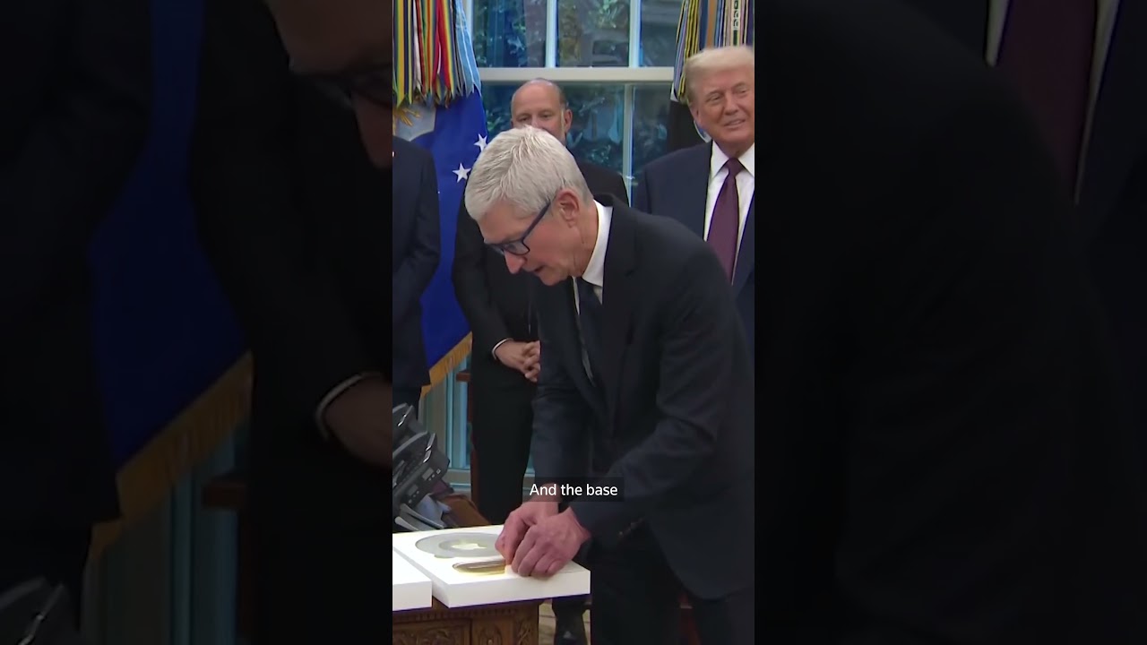 Tim Cook Gifts Trump Gold-Plated Apple Plaque ๐