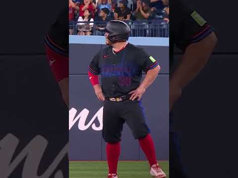 Alejandro Kirk's first career stolen base got a huge roar from the Toronto crowd 🤣
