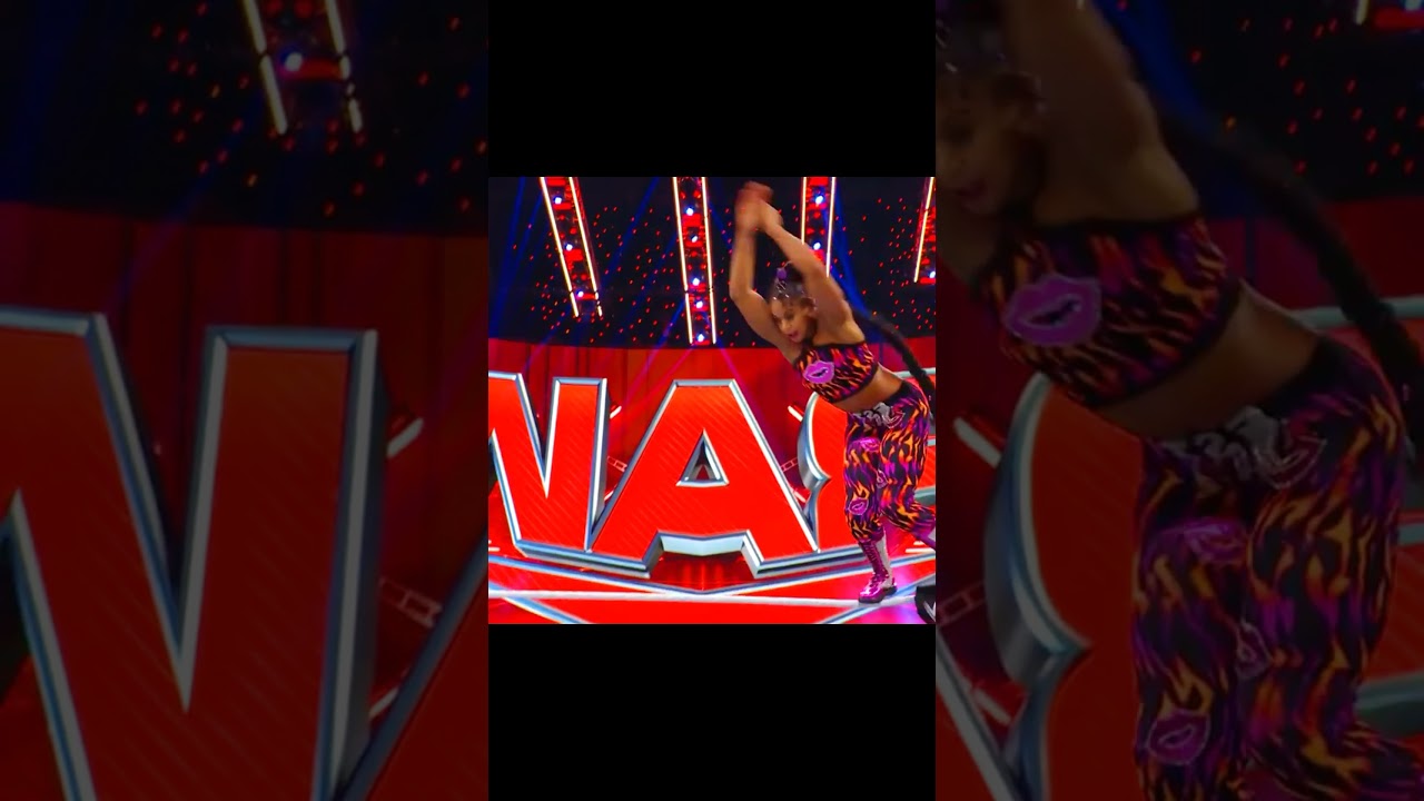 Unexpected Jump: Thin Girl Surprises Fat Girl in Short Video 🤸‍♀️