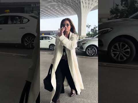 Candid Moments: Dimple Kapadia Flying Out of Mumbai!