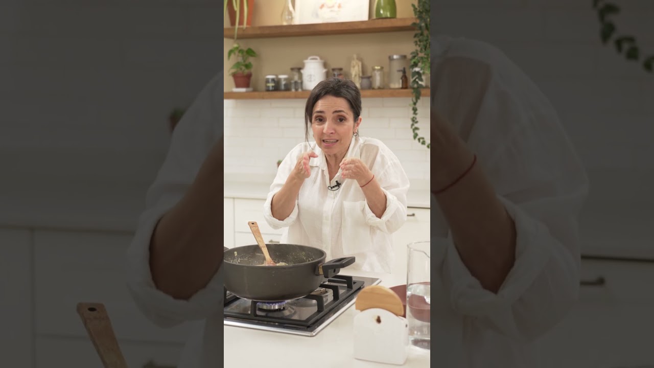 ¡Nuevo episodio de #AyudaPaulina! Cómo cocinar en 20 minutos mientras tu hija se baña 🍽️