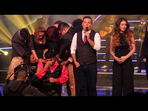 Juan Gabriel llora al cantar 'Abrázame Muy Fuerte' 😢