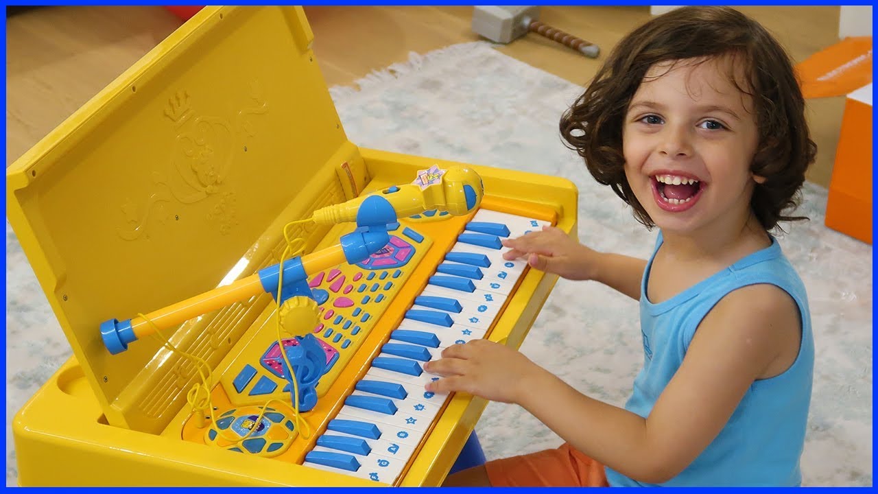 Yankı Yeni Piyanosuyla Şarkılar Söylüyor 🎹