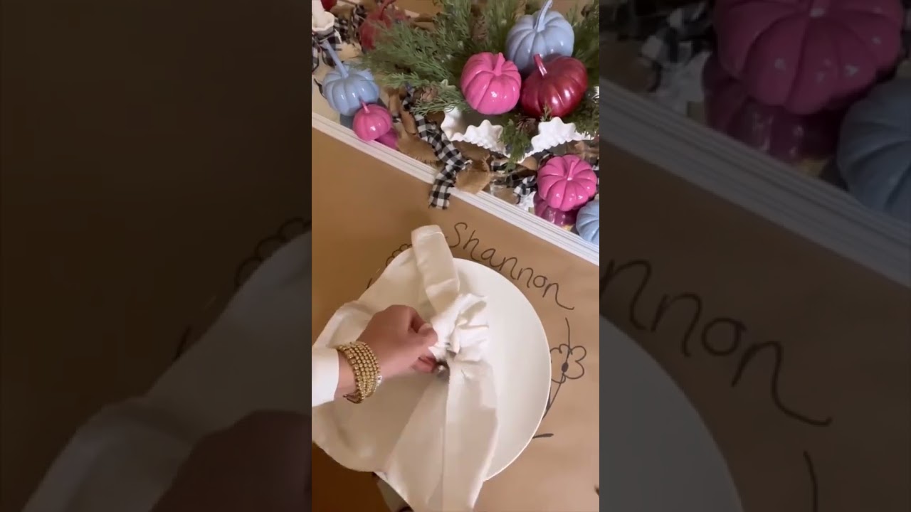 THANKSGIVING TABLE DECOR HACKS! SAVE this for a cute and easy table setting! #trending #diy #momtok