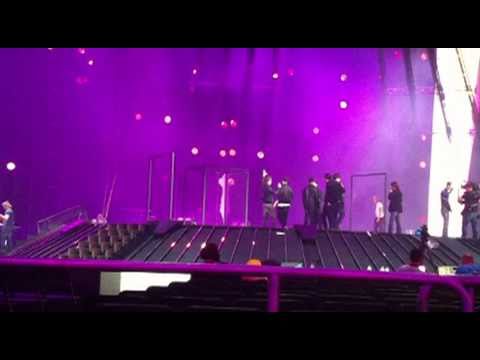 Eric Saade rasande - satt fast i glasburen