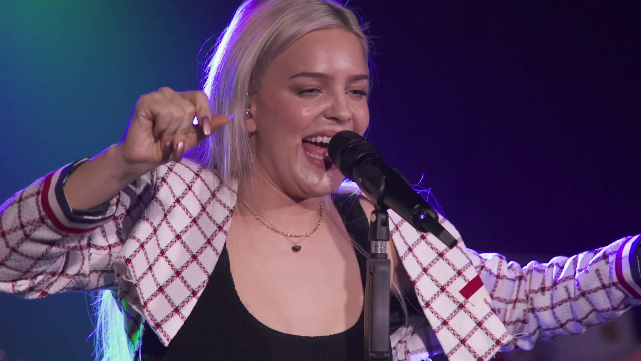 Anne-Marie's Live Performance of '2002' at Brighton Music Hall (2018) 🎤