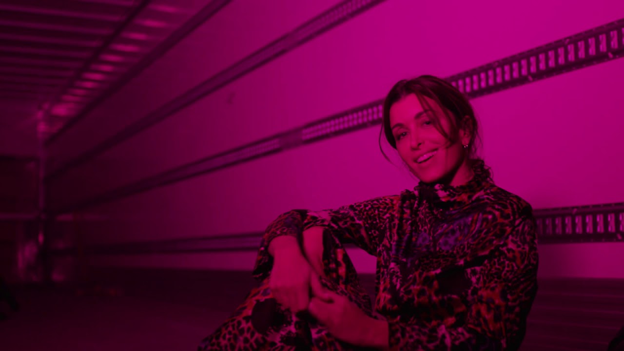 Jenifer - Comme c'est bon (Official Clip) đ¶