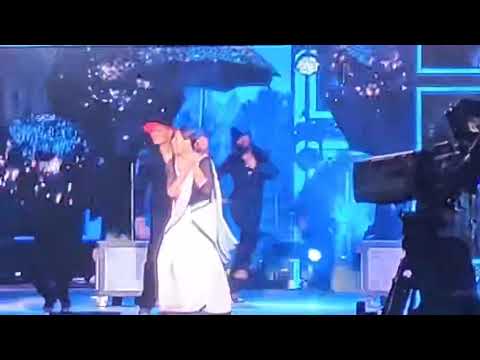 Kareena Kapoor’s timeless tribute to Bollywood legends on Pyaar Hua Ikrar Hua at IIFA 2025! ✨🎶 #IIFA