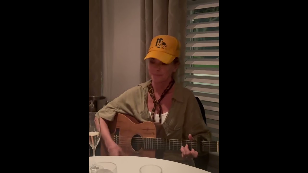 Shania Twain joins a singer at a restaurant for an impromptu duet - "You're Still The One"