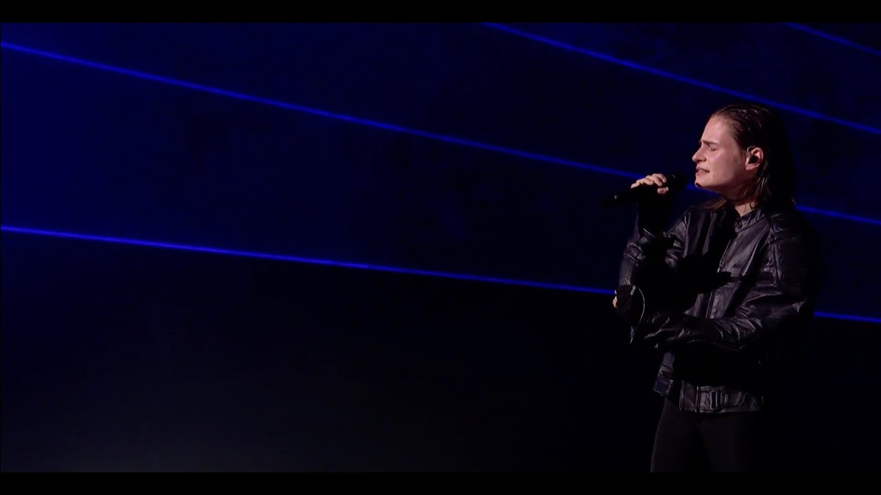 Christine and the Queens Performs 'To Be Honest' on Graham Norton 🎤