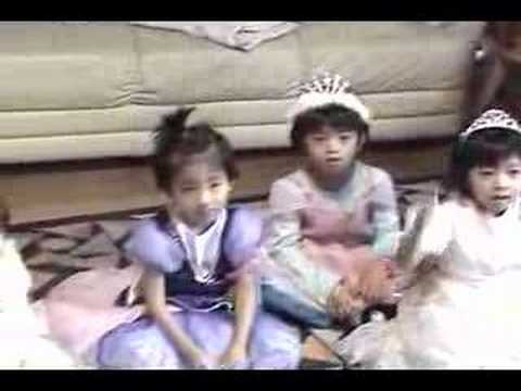 Kids Sing & Dance to Wiggles' 'Head Shoulders Knees & Toes' 🎶