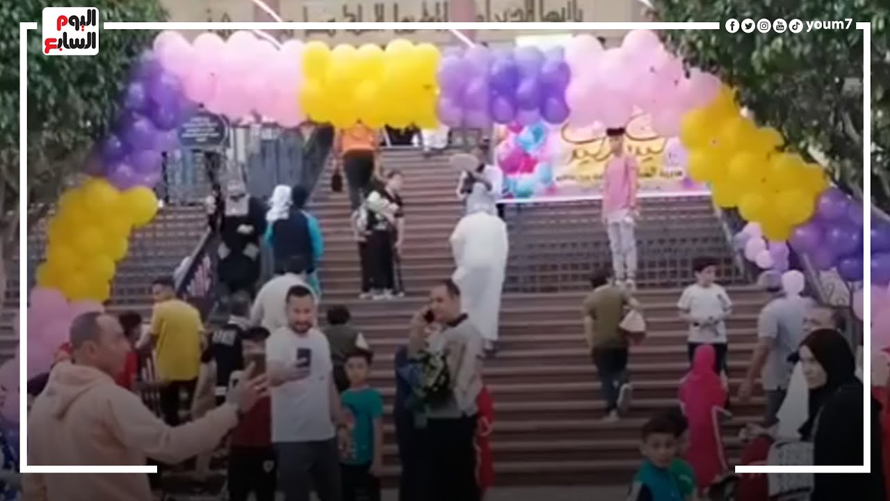 بالونات وشاشة عرض.. أهالى بورسعيد يؤدون صلاة العيد بالمجمع الإسلامى
