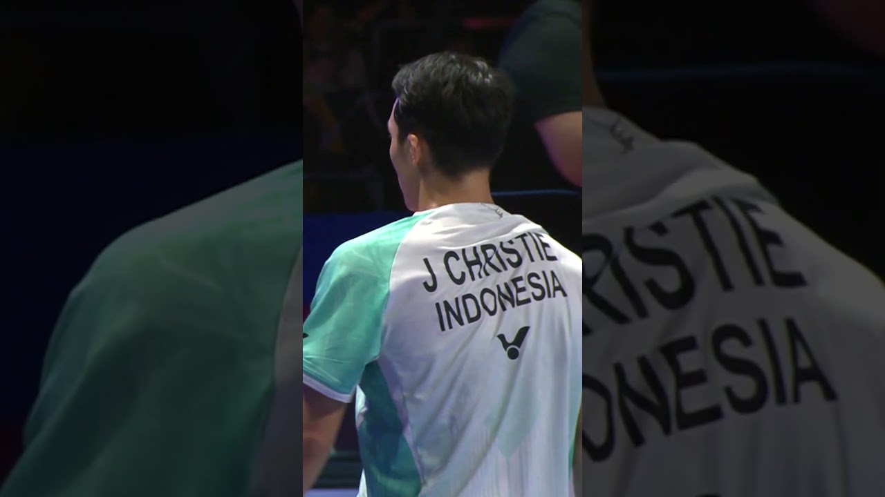 Lightning-Fast Defensive Return in Badminton! ⚡ #shorts