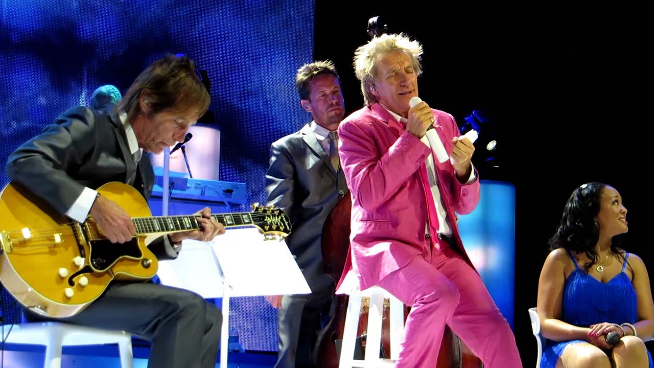 Rod Stewart Performs 'Have Yourself A Merry Little Christmas' in Vegas ๐ถ