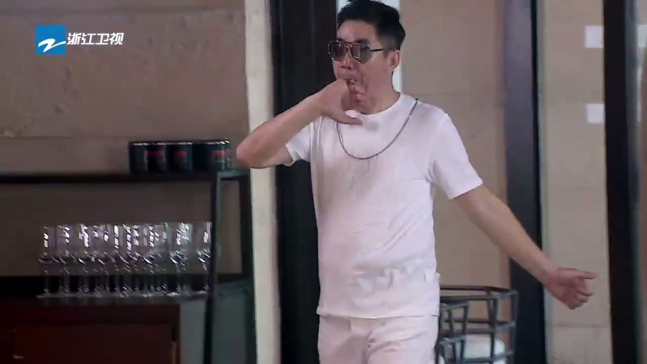 范明揭秘剧组趣事：尬歌、轧舞和游戏全都难不倒他🎬