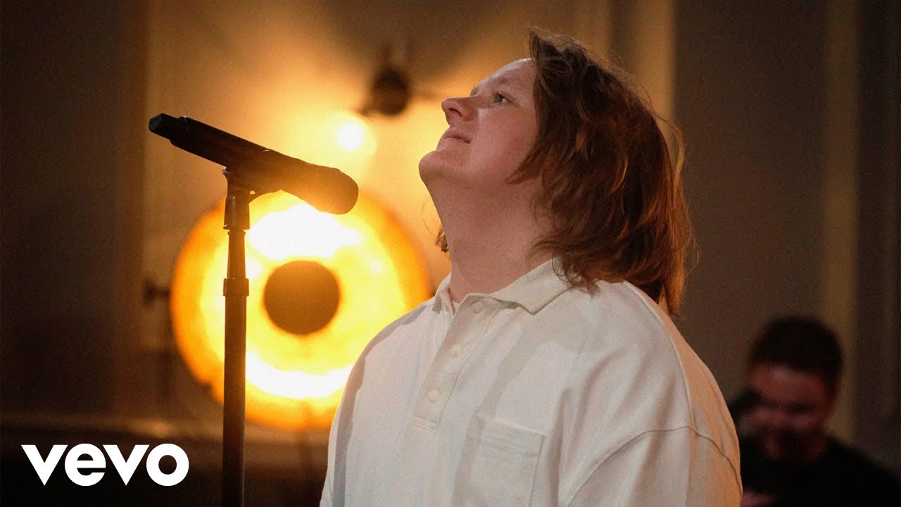 Lewis Capaldi Performs Britney's 'Everytime' Live 🎤