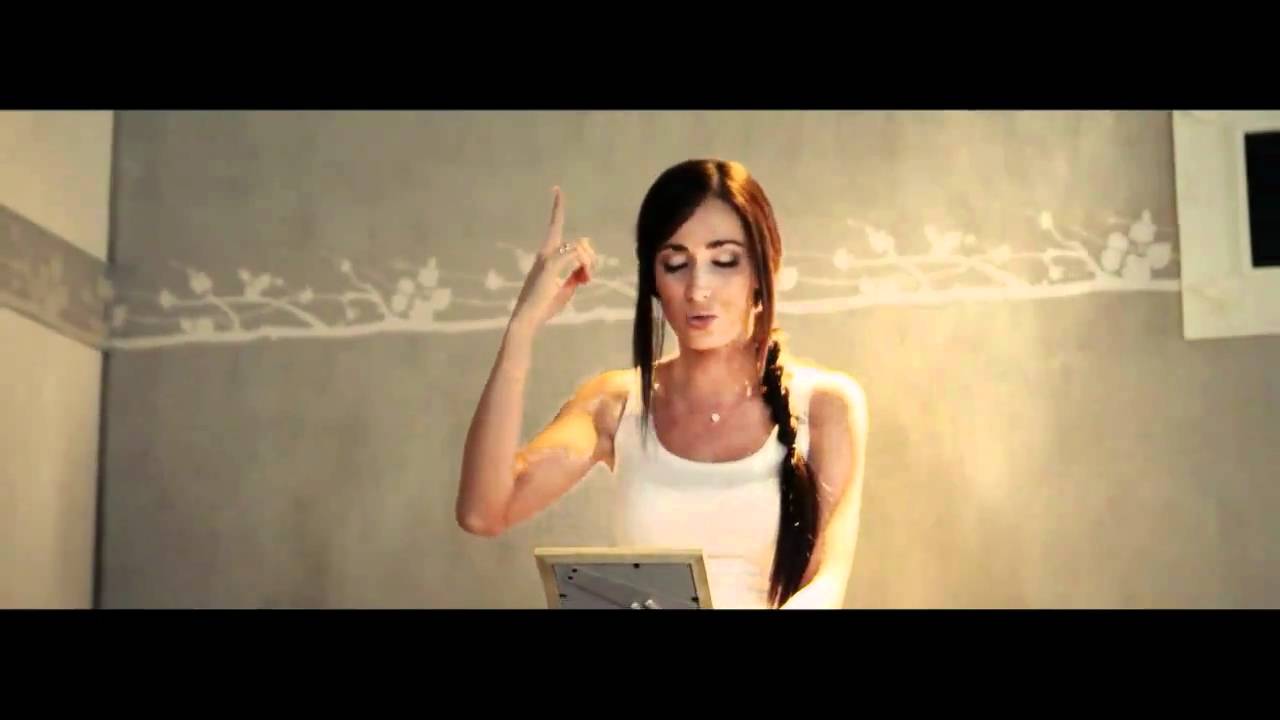 Kenza Farah dévoile le clip percutant de 'J'ai pas le choix' 🎶