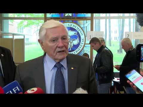 Tiesiogiai: Prezidento rinkimuose balsuoja Valdas Adamkus