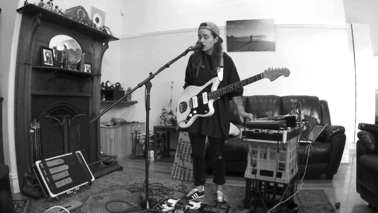 Tash Sultana's Stunning Live Bedroom Performance of 'Jungle' 🎸