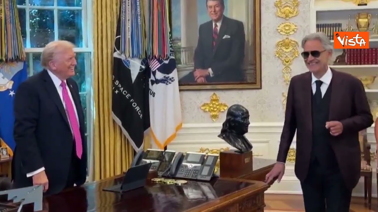 Andrea Bocelli esegue 'Con te partirĂ²' per Donald Trump nello Studio Ovale della Casa Bianca