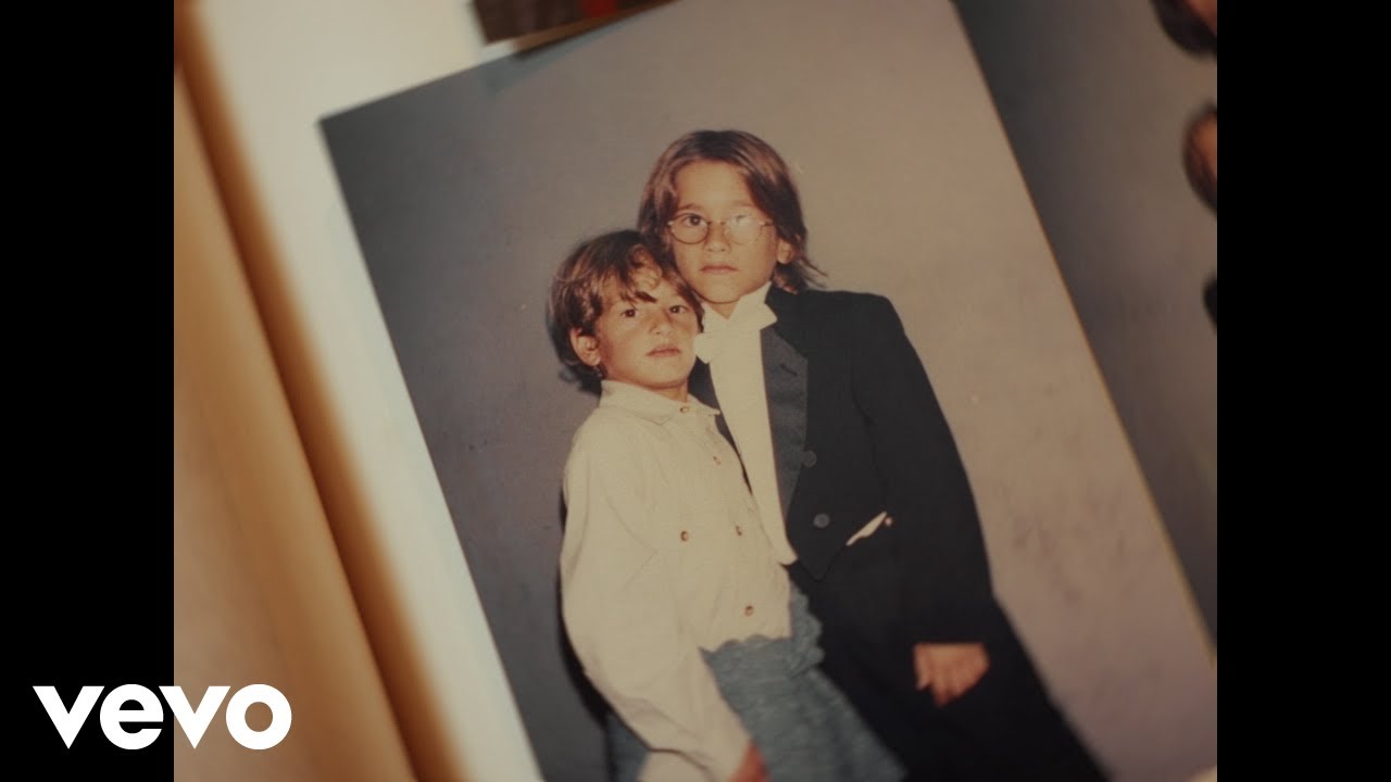 Mau y Ricky - Las Flores (Official Video)