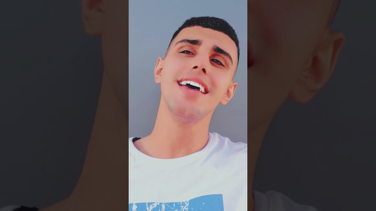 شاب يغني بأداء رائع 🎶