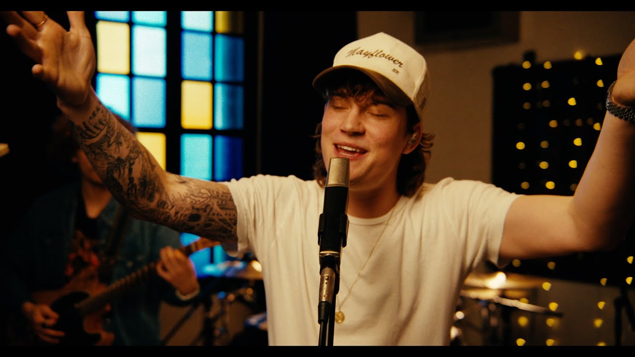 Cameron Whitcomb Performs 'Bad Apple' Live 🎶