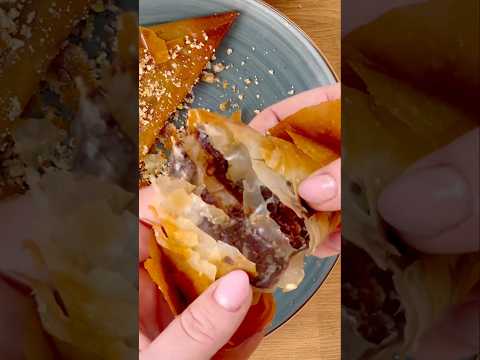 Szybkie trójkąciki z ciasta filo z air fryer’a z nadzieniem czekoladowym.