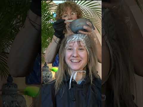 Mijn moeder verft mijn haar!