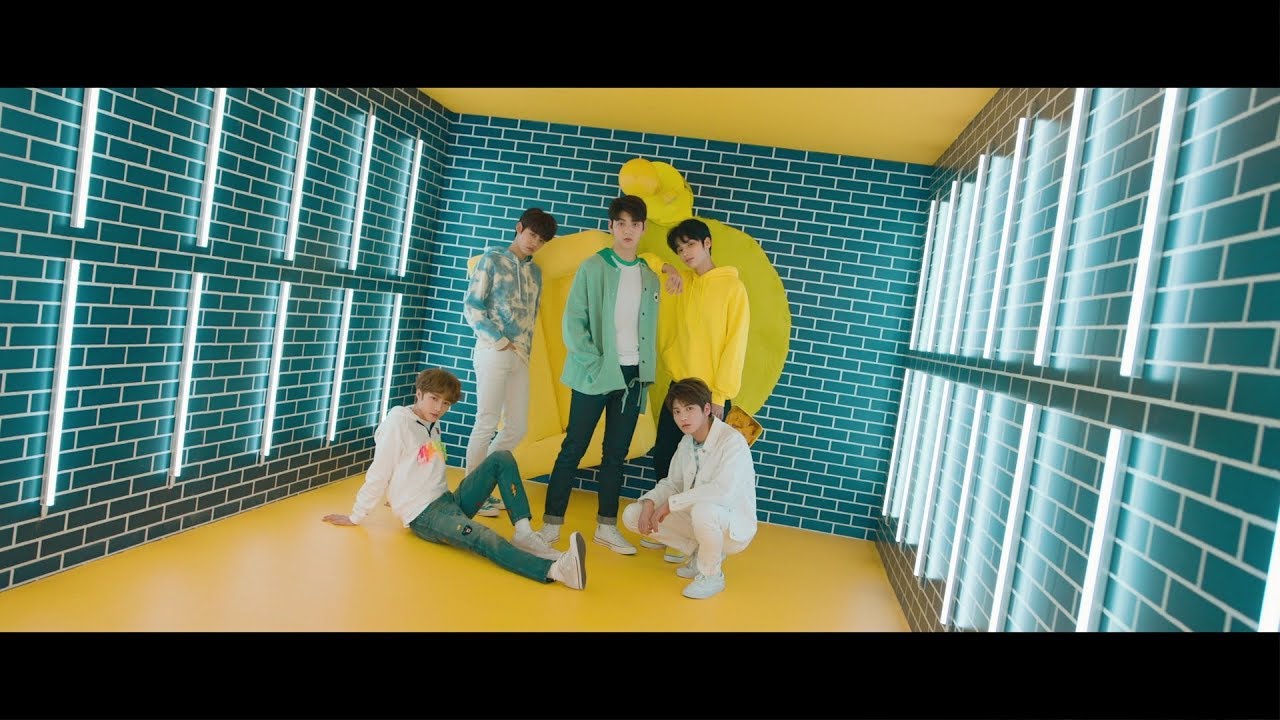 TXT (투모로우바이투게더) '어느날 머리에서 뿔이 자랐다 (CROWN)' Official MV 🎬
