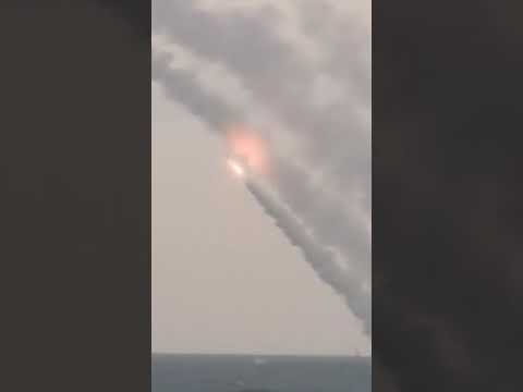 اطلاق مجموعة من الصواريخ من بارجة حربية بسرعة كبيرة