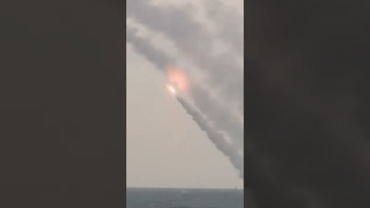 بارجة حربية تطلق مجموعة من الصواريخ بسرعة مذهلة 🚢