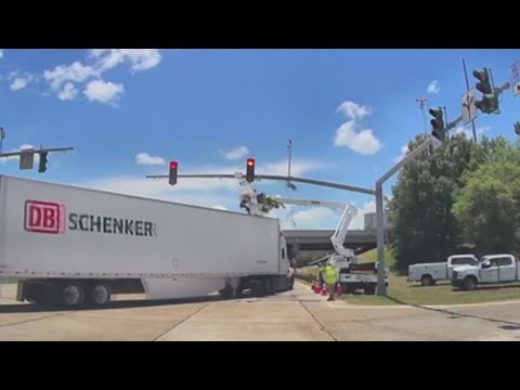 Utility worker hit by 18-wheeler while working on a traffic light in Louisiana